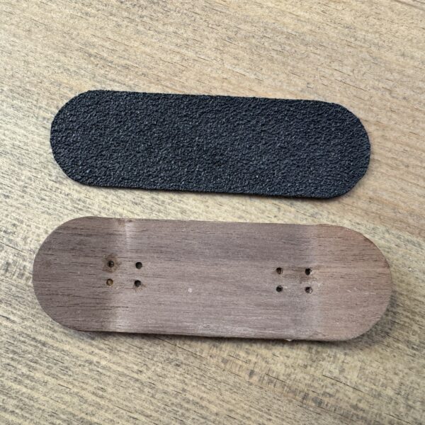 Fingerboard deck