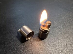 Brinnande ultralätt tändare. Ultra light mini lighter