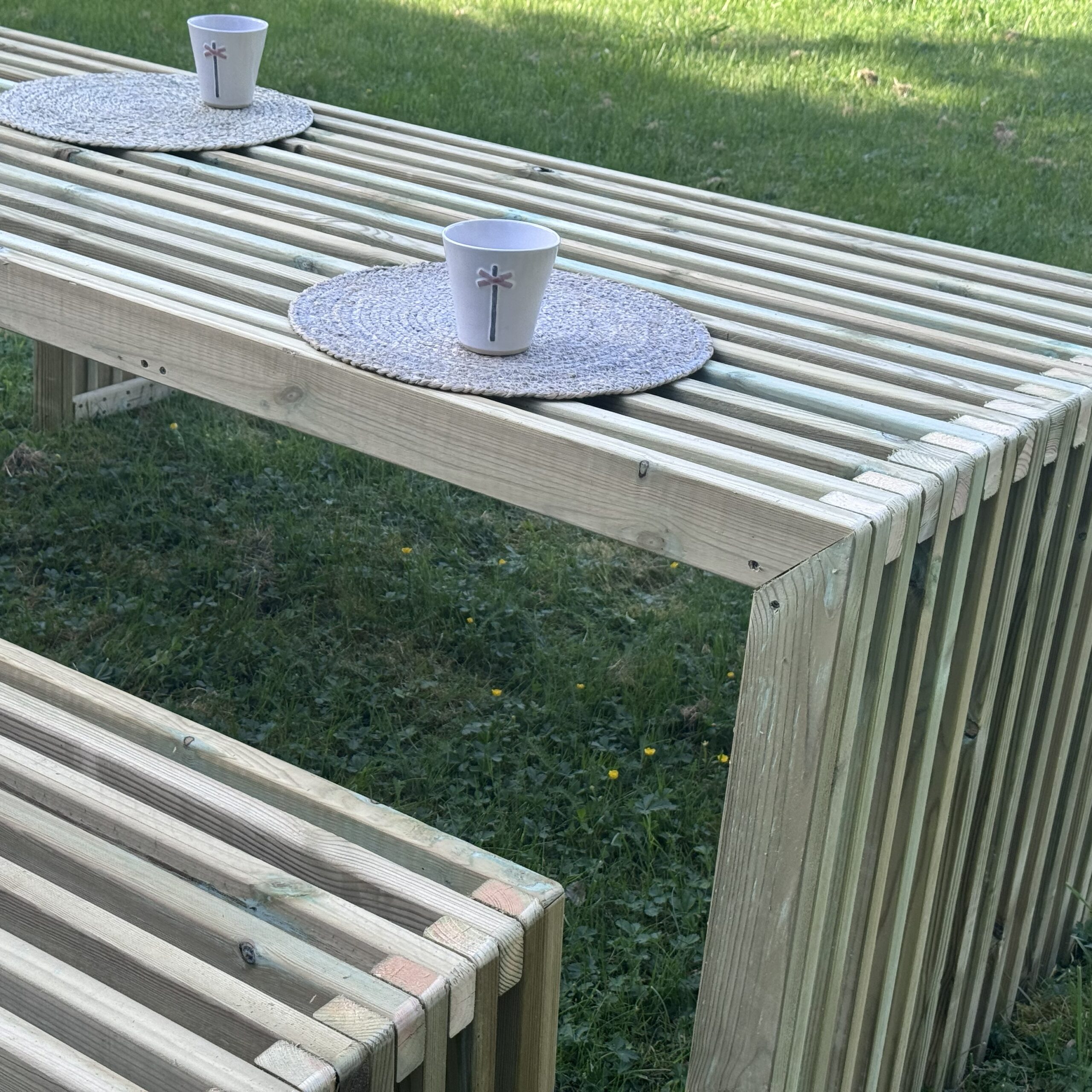 Bord och bänkar för trädgården i tryckimpregnerat virke